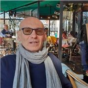 Ingegnere impartisce lezioni di Fisica per studenti scuole superiori